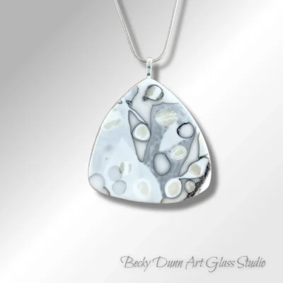 1282 reactive white and vanilla gray triangle front close